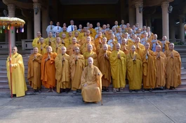 Đại lão Hòa thượng Viện trưởng lưu niệm cùng Hội đồng Điều hành, giảng viên Học viện trong ngày họp mặt đầu năm - Ảnh: Bảo Toàn/BGN