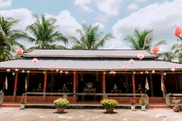 Chùa Long Quang nằm bên dòng sông Hàm Luông hiền hòa, nổi bật giữa không gian miệt vườn xanh mát