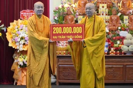 Hòa thượng Thích Quảng Tùng trao bảng tượng trưng tịnh tài cúng dường Quỹ Bảo trợ học đường của Học viện Phật giáo VN tại Hà Nội