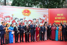 Tổng Bí thư Tô Lâm, Thường trực Ban Bí thư Trần Cẩm Tú, các vị lãnh đạo và đại biểu, cử tri tại khu vực bỏ phiếu số 2, phường Ba Đình, TP.Hà Nội - Ảnh: Đăng Khoa