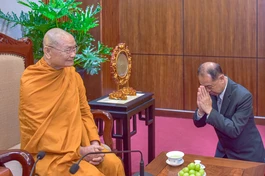 Ông Chaiyapon Suk-Leam, Cục trưởng Cục Tôn giáo thuộc Bộ Văn hóa Thái Lan vấn an sức khỏe Trưởng lão Hòa thượng Viên Minh, Phó Pháp chủ GHPGVN - Ảnh: Quảng Đạo/BGN