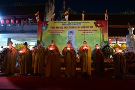 Thắp hoa đăng cầu nguyện