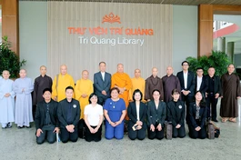 Đoàn lưu niệm tại Thư viện Trí Quảng