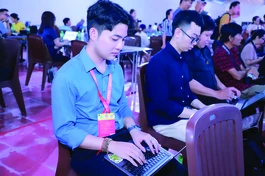 Nguyễn Công Minh tác nghiệp tại một sự kiện Phật giáo