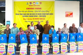 300 phần quà được trao tặng đến các hộ dân khó khăn trên địa bàn phường Chánh Hưng và Phú Định (TP.HCM)