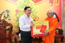 Bí thư Tỉnh ủy Vĩnh Long Trần Văn Lâu chúc mừng Tết Chôl Chnăm Thmây đến Hòa thượng Thạch Sok Xane