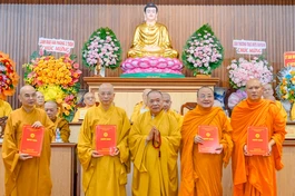 Trưởng lão Hòa thượng Thích Thiện Pháp trao quyết định nhân sự lãnh đạo Ban Trị sự GHPGVN tỉnh Đồng Nai sau sáp nhập