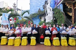 Chùa Hòa Khánh trao quà từ thiền đến bà con khó khăn nhân khánh đản Bồ-tát Quán Thế Âm