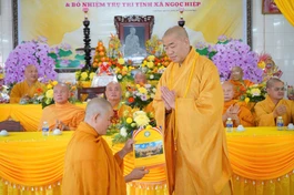 Thượng tọa Thích Quảng Lộc trao quyết định bổ nhiệm trụ trì tịnh xá Ngọc Hiệp đến Đại đức Thích Minh Đẳng