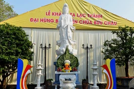 Tôn tượng Bồ-tát Quán Thế Âm được an vị trong khuôn viên chùa Bửu Châu