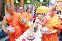 Tết Chôl Chnăm Thmây từ lâu đã trở thành cầu nối văn hóa, giúp cộng đồng Khmer thêm gắn kết. Trong ảnh là Lễ Tắm Phật nhân dịp Tết cổ truyền Tết Chôl Chnăm Thmây năm 2025 tại chùa Candaransi (TP.HCM) - Ảnh: Trung Thắng