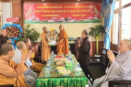 Tặng hoa chúc mừng khánh tuế Hòa thượng Thạch Hà nhân dịp Tết cổ truyền Chôl Chnăm Thmây 2026