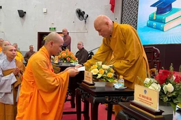 Trưởng lão Hòa thượng Thích Giác Quang trao học bổng đến nghiên cứu sinh Thích Nguyên Hạnh