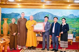 Tặng quà Bí thư Tỉnh uỷ Hủa Phăn Phút Phăn Kẹo Vông Xay