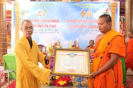 Hòa thượng Thích Huệ Pháp trao quyết định của Ban Trị sự GHPGVN tỉnh Vĩnh Long bổ nhiệm Đại đức Chandasubho Thạch Ngọc trụ trì chùa Bà Giam