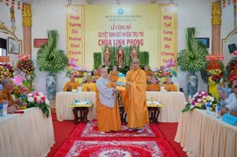 Thượng tọa Thích Quảng Lộc trao quyết định bổ nhiệm trụ trì chùa Linh Phong đến Ni sư Thích nữ Tắc Bửu