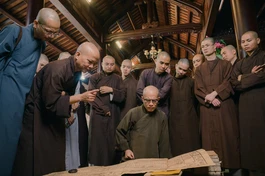 Tăng Ni sinh Học viện Phật giáo VN tại Huế trong buổi học tập thực tế