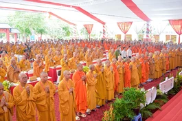 Chư tôn đức thực hiện nghi thức niệm Phật cầu gia hộ - Ảnh: Quảng Đạo/BGN 