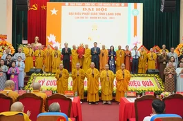 Trưởng lão Hòa thượng Thích Thanh Nhiễu thay mặt Trung ương Giáo hội tặng hoa chúc mừng tân Ban Trị sự GHPGVN tỉnh Lạng Sơn, nhiệm kỳ 2026-2031