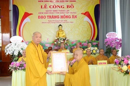 Thượng tọa Thích Trí Thọ trao quyết định thành lập điểm sinh hoạt tôn giáo tập trung Hồng Ân đến Đại đức Thích Minh Tiến