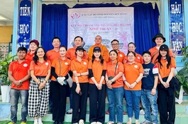 Đại đức Thích Minh Mẫn cùng các thành viên trong Câu lạc bộ Tình nguyện Sen Hồng