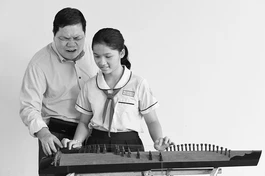 Thầy giáo Nguyễn Văn Thanh dạy đàn tranh - Ảnh: Trần Thế Phong/BGN