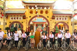 Trao xe đạp đến các em học sinh