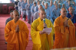 Đại đức Thích Thiện Niệm dâng lời phát biểu trong lễ nhập tự