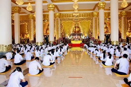 Khóa tu Bát quan trai tại chùa Phật Quốc Vạn Thành có sự tham dự của hơn 500 thanh thiếu niên, học sinh