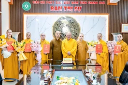Trao quyết định, tặng hoa chúc mừng đến chư tôn đức được bổ nhiệm trụ trì