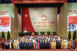 Đại biểu lưu niệm cùng các vị lãnh đạo, nguyên lãnh đạo Đảng, Nhà nước sau phiên khai mạc sáng nay, 12-5