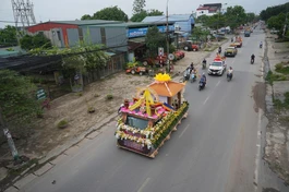 Dẫn đầu là xe hoa chính của Ban Đại diện Phật giáo liên xã Sóc Sơn, theo sau là gần 100 xe hoa nối dài thành dòng