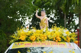 [Ảnh] Hà Nội: Tăng Ni, Phật tử xã Sóc Sơn diễu hành xe hoa kính mừng Đại lễ Phật đản sinh