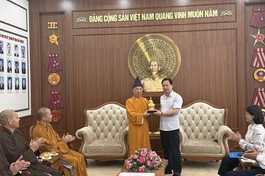 Hòa thượng Thích Thanh Quyết tặng tôn tượng Phật hoàng Trần Nhân Tông đến ông Bí thư Tỉnh ủy Sơn La Hoàng Văn Nghiệm