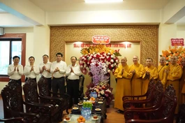 Tặng hoa chúc mừng Ban Trị sự GHPGVN tỉnh Nghệ An nhân Đại lễ Phật đản Phật lịch 2570
