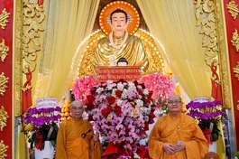 Hòa thượng Thích Thiện Nghĩa đón nhận lẵng hoa chúc mừng Phật đản từ Ban Thường trực Ban Trị sự GHPGVN TP.HCM - Ảnh: Hạnh Ý/BGN