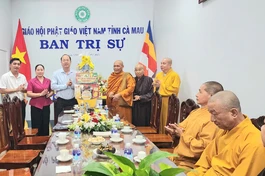 Tặng quà chúc mừng Đại lễ Phật đản Phật lịch 2570 đến Ban Trị sự GHPGVN tỉnh Cà Mau