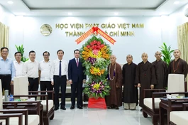 Đoàn Bộ Dân tộc và Tôn giáo tặng hoa chúc mừng Học viện Phật giáo VN tại TP.HCM nhân Đại lễ Phật đản Phật lịch 2570