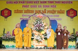 Ban Trị sự GHPGVN tỉnh Thái Nguyên tặng hoa chúc mừng Đại lễ Phật đản Phật lịch 2570 tổ chức tại chùa Hang