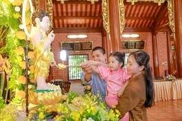 Em về chùa Tắm Phật