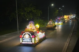 [Ảnh] Hà Nội: Gần 40 xe hoa rực rỡ diễu hành kính mừng Đại lễ Phật đản Phật lịch 2570