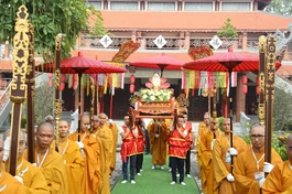 Cung rước kim thân Đức Phật sơ sinh