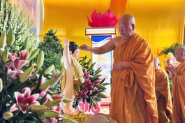 Hòa thượng Thích Giác Pháp cử hành nghi thức Tắm Phật tại xá Trung tâm (P.Phú Lâm, TP.HCM)