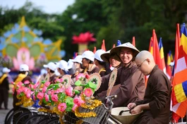 Tu viện Khánh An diễu hành xe đạp hoa kính mừng khánh đản Đức Thế Tôn