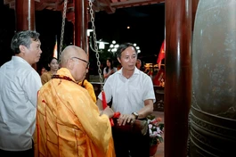 Hòa thượng Thích Tánh Nhiếp và ông Vũ Hoài Bắc thỉnh chuông