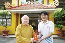 Hòa thượng Thích Duy Trấn trao tặng học bổng tiếp sức cho các sinh viên có hoàn cảnh đặc biệt