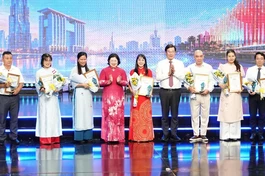 Ông Lê Quốc Phong, Phó Bí thư Thường trực Thành ủy và bà Văn Thị Bạch Tuyết, Phó Bí thư Thành ủy TP.HCM trao giải cho các tác giả đoạt giải ở nhóm thể loại Xây dựng Đảng