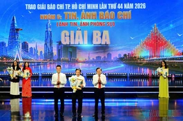 Chủ tịch Hội Nhà báo TP.HCM và lãnh đạo TP trao giải Ba đến tác giả Trần Thế Phong thuộc đơn vị Báo Giác Ngộ, thể loại Tin, ảnh phóng sự
