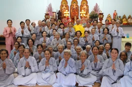 Phật tử về chùa Pháp Quang tham dự khóa tu Một ngày an lạc