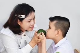Trên bục giảng tại mái trường Nguyễn Đình Chiểu, cô Thúy Hằng dạy các em khiếm thị với tất cả tình yêu thương và lòng yêu nghề sâu sắc